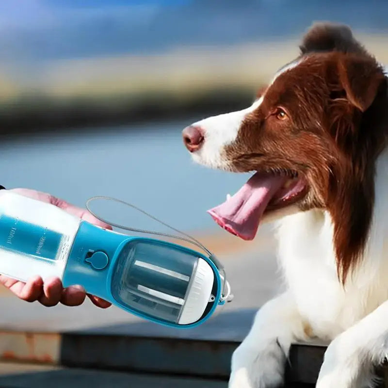 Taza de agua para perros, comedero y bolsa de basura tres en uno, portátil, pequeña y multifuncional para mascotas.