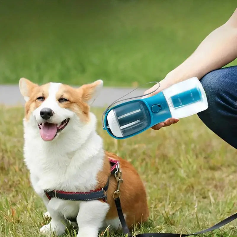 Taza de agua para perros, comedero y bolsa de basura tres en uno, portátil, pequeña y multifuncional para mascotas.